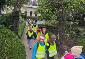 Na zdjęciu widać dzieci na warsztatach w Galerii Sztuki Dawnej w Łodzi.