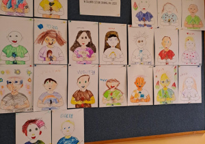 Na zdjęciu widać ilustrację auto-portretów dzieci.