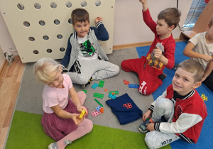 Na zdjęciu widać dzieci które bawią się klockami "numicon"
