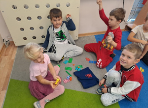 Zabawy matematyczne klockami "numicon" oraz wprowadzenie cyfry1.