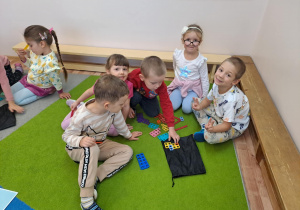 Na zdjęciu widać dzieci które bawią się klockami "numicon"