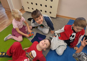 Na zdjęciu widać dzieci które bawią się klockami "numicon"
