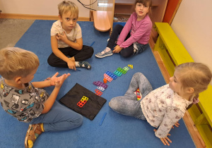 Na zdjęciu widać dzieci które bawią się klockami "numicon"