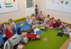 Na zdjęciu widać dzieci które bawią się klockami "numicon"