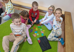 Na zdjęciu widać dzieci które bawią się klockami "numicon"