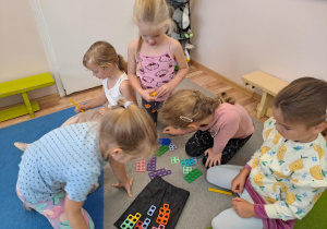 Na zdjęciu widać dzieci które bawią się klockami "numicon"