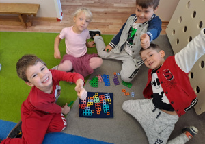 Na zdjęciu widać dzieci które bawią się klockami "numicon"