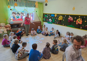 Na zdjęciu widać dzieci na rytmice uczące się piosenki.
