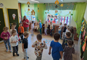 Na zdjęciu widać dzieci na rytmice uczące się piosenki.