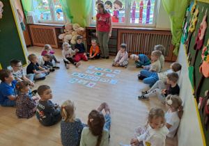 Na zdjęciu widać dzieci na rytmice uczące się piosenki.