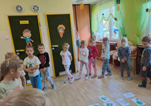 Na zdjęciu widać dzieci na rytmice uczące się piosenki.
