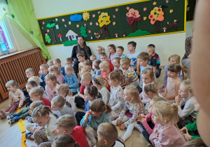 Na zdjęciu widać dzieci które oglądają teatrzyk.