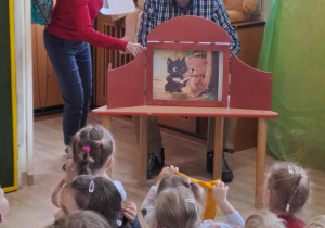Na zdjęciu widać dzieci które oglądają teatrzyk.