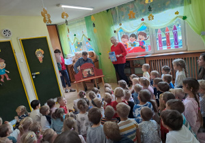 Na zdjęciu widać dzieci które oglądają teatrzyk.