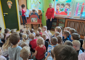 Na zdjęciu widać dzieci które oglądają teatrzyk.