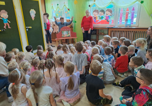 Na zdjęciu widać dzieci które oglądają teatrzyk.