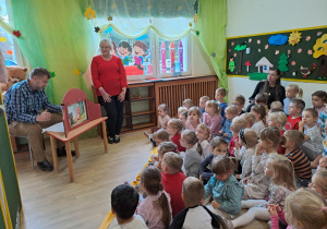 Na zdjęciu widać dzieci które oglądają teatrzyk.