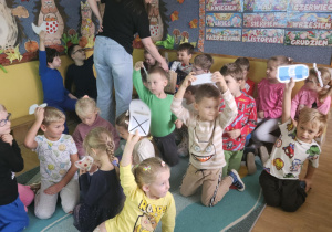 Na zdjęciu widać dzieci na Warsztatach "Dbajmy o środowisko Ziemia to nie wysypisko"