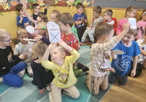 Na zdjęciu widać dzieci na Warsztatach "Dbajmy o środowisko Ziemia to nie wysypisko"