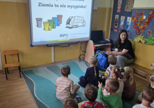 Na zdjęciu widać dzieci na Warsztatach "Dbajmy o środowisko Ziemia to nie wysypisko"
