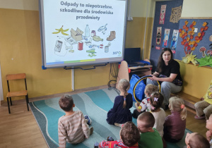 Na zdjęciu widać dzieci na Warsztatach "Dbajmy o środowisko Ziemia to nie wysypisko"