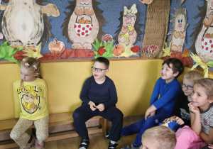 Na zdjęciu widać dzieci na Warsztatach "Dbajmy o środowisko Ziemia to nie wysypisko"