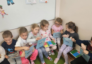 Na zdjęciu widać dzieci które pracują z kartami numico.