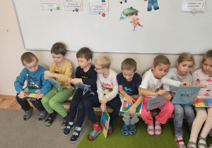 Na zdjęciu widać dzieci które pracują z kartami numico.
