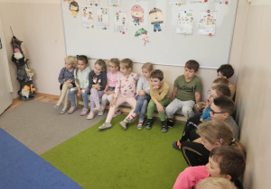 Na zdjęciu widać dzieci które piszą literę L po śladzie.