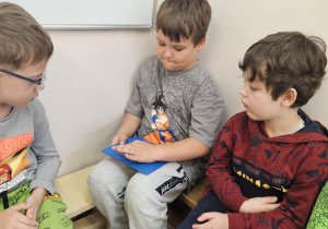 Na zdjęciu widać dziecko które pisze literę L po śladzie.