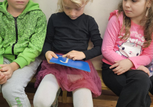 Na zdjęciu widać dziecko które pisze literę L po śladzie.