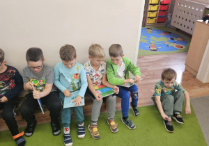 Na zdjęciu widać dzieci które pracują z kartami numico.