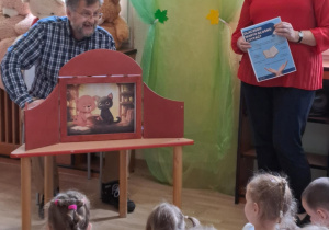 Na zdjęciu widać dzieci na przedstawieniu Teatru -przedstawienie pt. "Futerko jeżyka".