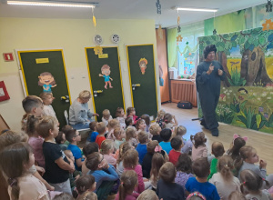 Wizyta w przedszkolu "Teatru Horyzont" -przedstawienie pt. "Futerko jeżyka"