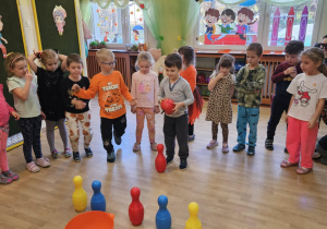 Na zdjęciu widać dzieci które wykonują zabawy ruchowe.