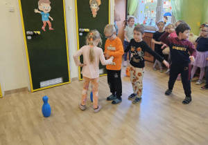 Na zdjęciu widać dzieci które wykonują zabawy ruchowe.