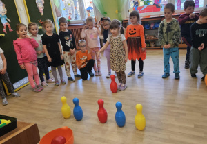 Na zdjęciu widać dzieci które wykonują zabawy ruchowe.