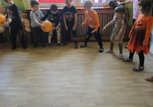 Na zdjęciu widać dzieci które wykonują zabawy ruchowe.