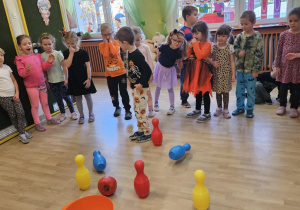 Na zdjęciu widać dzieci które wykonują zabawy ruchowe.