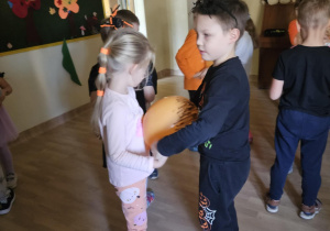 Na zdjęciu widać dzieci które wykonują zabawy ruchowe.