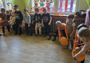 Na zdjęciu widać dzieci które wykonują zabawy ruchowe.