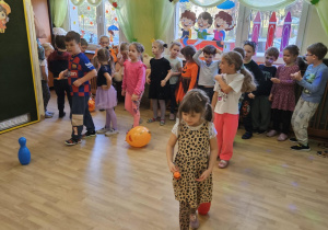 Na zdjęciu widać dzieci które wykonują zabawy ruchowe.