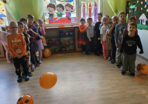 Na zdjęciu widać dzieci które wykonują zabawy ruchowe.