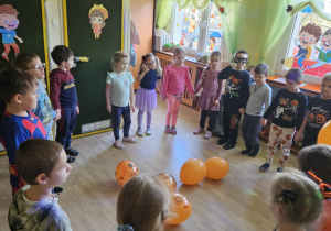 Na zdjęciu widać dzieci które wykonują zabawy ruchowe.