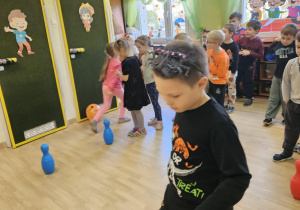 Na zdjęciu widać dzieci które wykonują zabawy ruchowe.