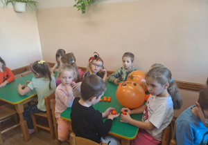 Na zdjęciu widać dzieci które wykonują zabawy ruchowe.