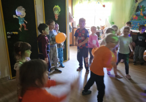 Na zdjęciu widać dzieci które wykonują zabawy ruchowe.