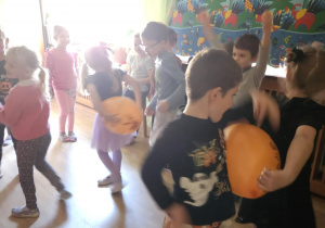 Na zdjęciu widać dzieci które wykonują zabawy ruchowe.