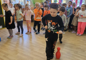 Na zdjęciu widać dzieci które wykonują zabawy ruchowe.
