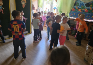 Na zdjęciu widać dzieci które wykonują zabawy ruchowe.